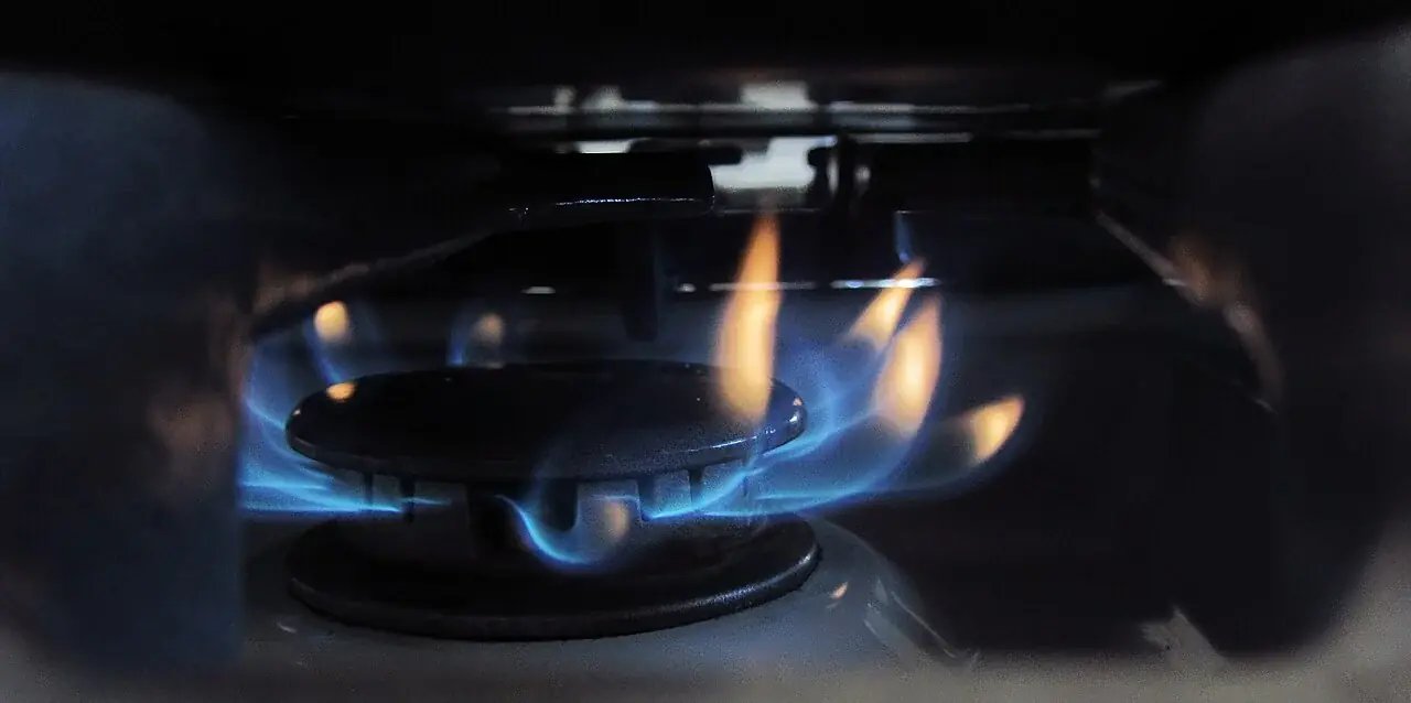 Gas cooktop burner with a clean blue flame